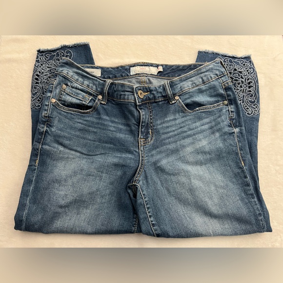 Torrid Embroidered Skinny Capri Blue Denim Jeans, Size 10 - Picture 1 of 13
